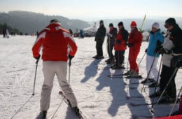 Hausfrauen Skilauf unter Flutlicht